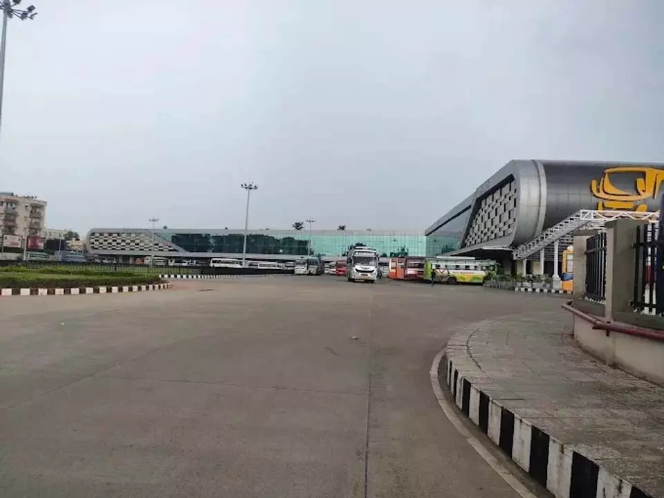Bhubaneswar के बारामुंडा बस टर्मिनल पर एक आदमी ने मां-बेटी के साथ रेप करने की कोशिश की Bhubaneswar के बारामुंडा बस टर्मिनल पर एक आदमी ने मां-बेटी के साथ रेप करने की कोशिश की