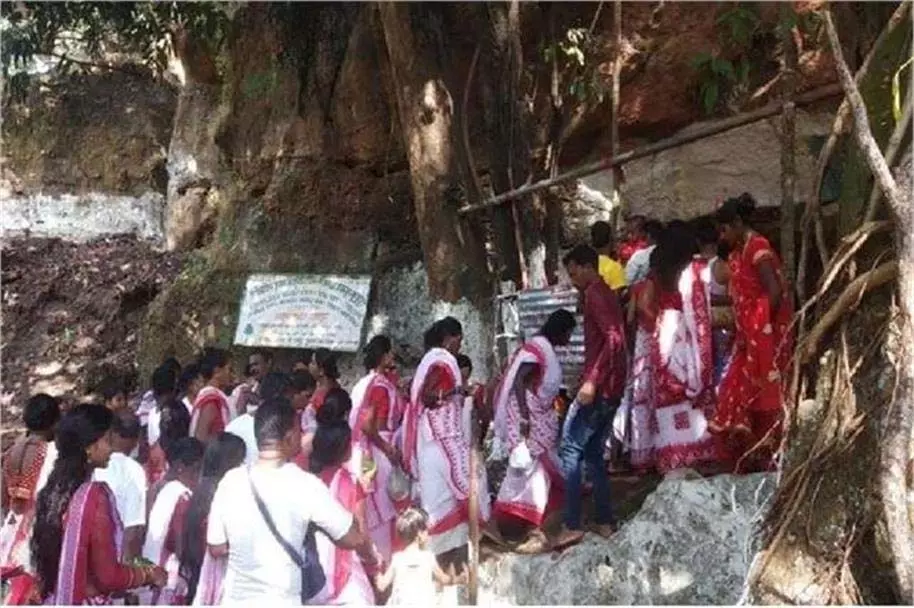 Jharkhand: लुगुबुरू पर्व की भव्य शुरुआत, उमड़ा हजारों श्रद्धालुओं का सैलाब Jharkhand: लुगुबुरू पर्व की भव्य शुरुआत, उमड़ा हजारों श्रद्धालुओं का सैलाब