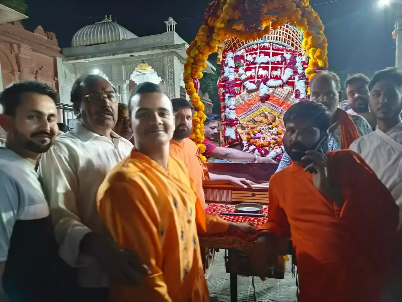 Bikaner: बीकानेर में श्री लक्ष्मीनाथ जी की शोभायात्रा निकली Bikaner: बीकानेर में श्री लक्ष्मीनाथ जी की शोभायात्रा निकली