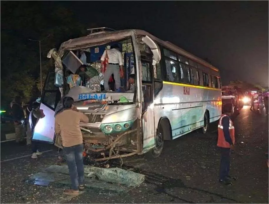 Jharkhand: दो बसों की टक्कर,दर्जनों यात्री घायल, चीख-पुकार मची Jharkhand: दो बसों की टक्कर,दर्जनों यात्री घायल, चीख-पुकार मची