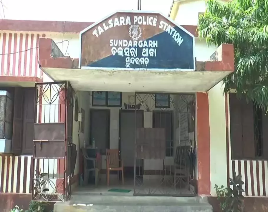 Odisha : पूर्व पहाड़ी चीता सदस्य ने रेप की नाकाम कोशिश के बाद नाबालिग लड़की के घर में आग लगा दी Odisha : पूर्व पहाड़ी चीता सदस्य ने रेप की नाकाम कोशिश के बाद नाबालिग लड़की के घर में आग लगा दी