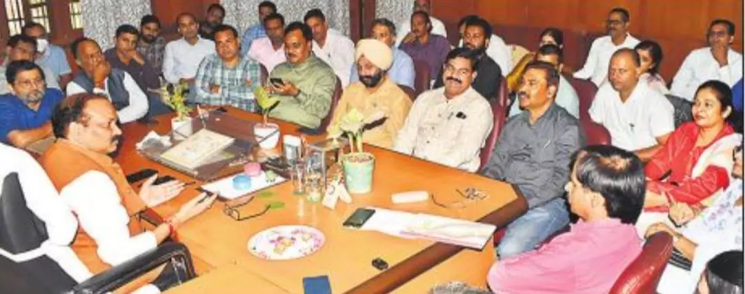 Bareilly: प्राचार्य के खिलाफ शिक्षकों का प्रदर्शन, दो बार हाजरी का विरोध Bareilly: प्राचार्य के खिलाफ शिक्षकों का प्रदर्शन, दो बार हाजरी का विरोध