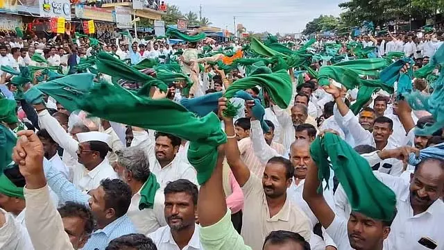 गन्ने की कीमत तय करने की मांग: राज्य में किसानों का विरोध प्रदर्शन तेज़ हुआ गन्ने की कीमत तय करने की मांग: राज्य में किसानों का विरोध प्रदर्शन तेज़ हुआ