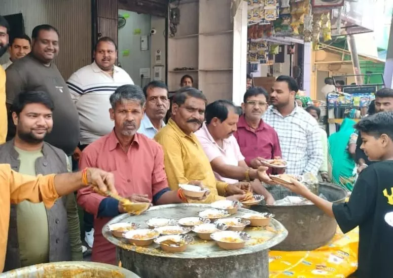Bareilly: महाकाल भक्तों द्वारा भंडारा आयोजित, लोगों ने प्रसाद पाया Bareilly: महाकाल भक्तों द्वारा भंडारा आयोजित, लोगों ने प्रसाद पाया