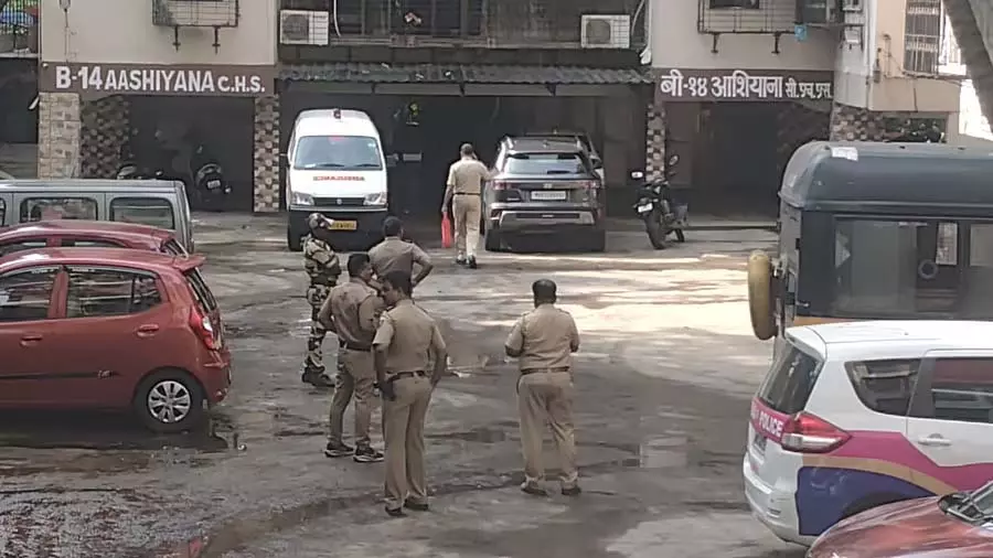 Mumbai के अपार्टमेंट में नौकरानी फंदे से लटकी मिली Mumbai के अपार्टमेंट में नौकरानी फंदे से लटकी मिली