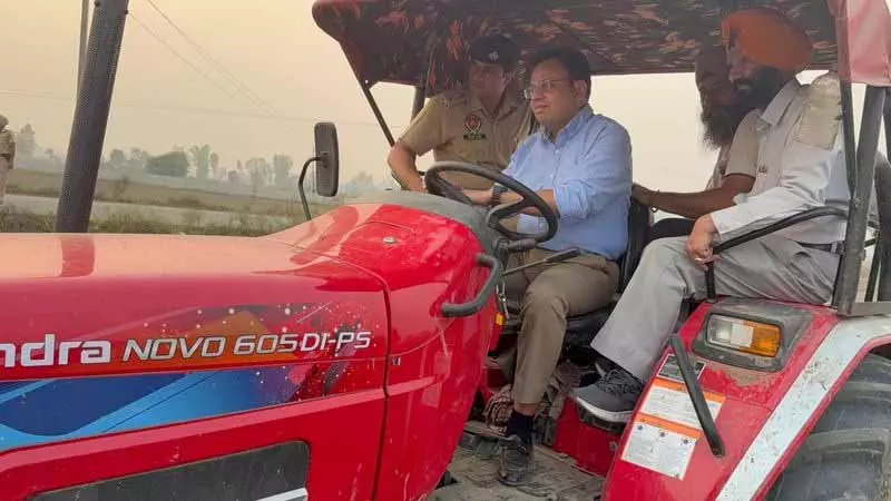 DC Kapurthala ने पराली प्रबंधन को बढ़ावा देने के लिए ट्रैक्टर चलाया DC Kapurthala ने पराली प्रबंधन को बढ़ावा देने के लिए ट्रैक्टर चलाया