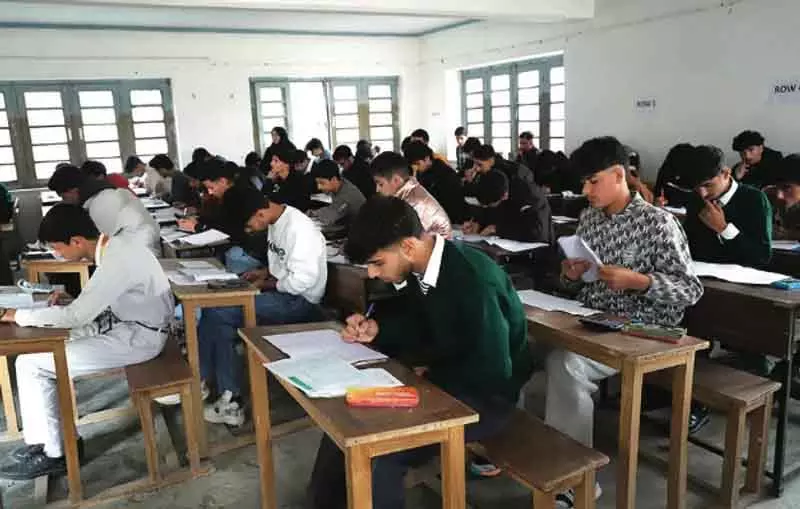 कश्मीर में 10वीं की परीक्षाएं शुरू, बडगाम उपचुनाव से बदला परीक्षा कार्यक्रम कश्मीर में 10वीं की परीक्षाएं शुरू, बडगाम उपचुनाव से बदला परीक्षा कार्यक्रम