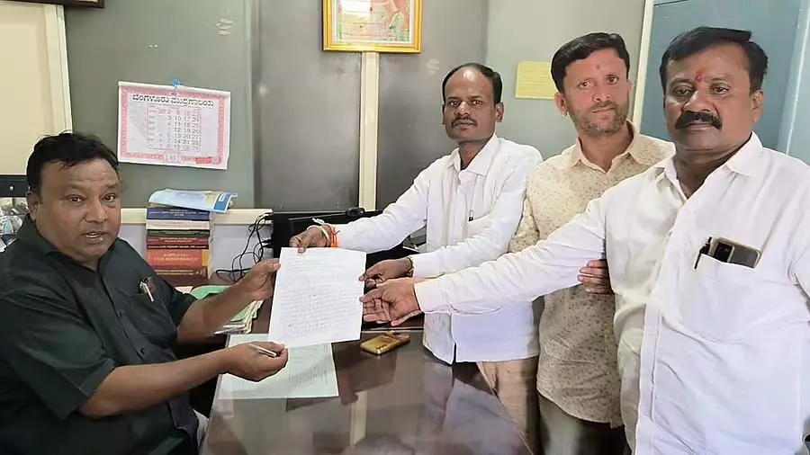 Karnataka : चांदपुर सड़क पर धूल की समस्या को हल करने का अनुरोध Karnataka : चांदपुर सड़क पर धूल की समस्या को हल करने का अनुरोध