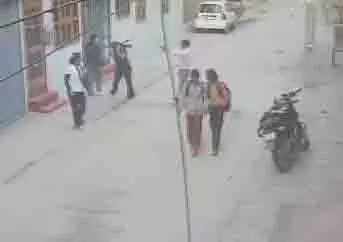 फरीदाबाद: लाइब्रेरी से लौट रही लड़की को मारी गोली, CCTV फुटेज सामने आया फरीदाबाद: लाइब्रेरी से लौट रही लड़की को मारी गोली, CCTV फुटेज सामने आया
