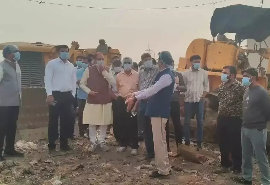 New Delhi: भलस्वा लैंडफिल साइट का निरीक्षण कर प्रवेश वाही ने की स्थिति की समीक्षा New Delhi: भलस्वा लैंडफिल साइट का निरीक्षण कर प्रवेश वाही ने की स्थिति की समीक्षा