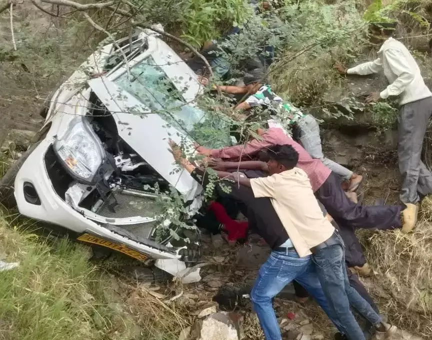 Champawat: नेपाल सीमा क्षेत्र में बड़ा हादसा, खाई में गिरी कार, दो की मौत Champawat: नेपाल सीमा क्षेत्र में बड़ा हादसा, खाई में गिरी कार, दो की मौत