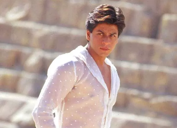 शाहरुख खान ने Kabhi Khushi Kabhie Gham में अपनी पारदर्शी शर्ट का मजाक उड़ाया शाहरुख खान ने Kabhi Khushi Kabhie Gham में अपनी पारदर्शी शर्ट का मजाक उड़ाया