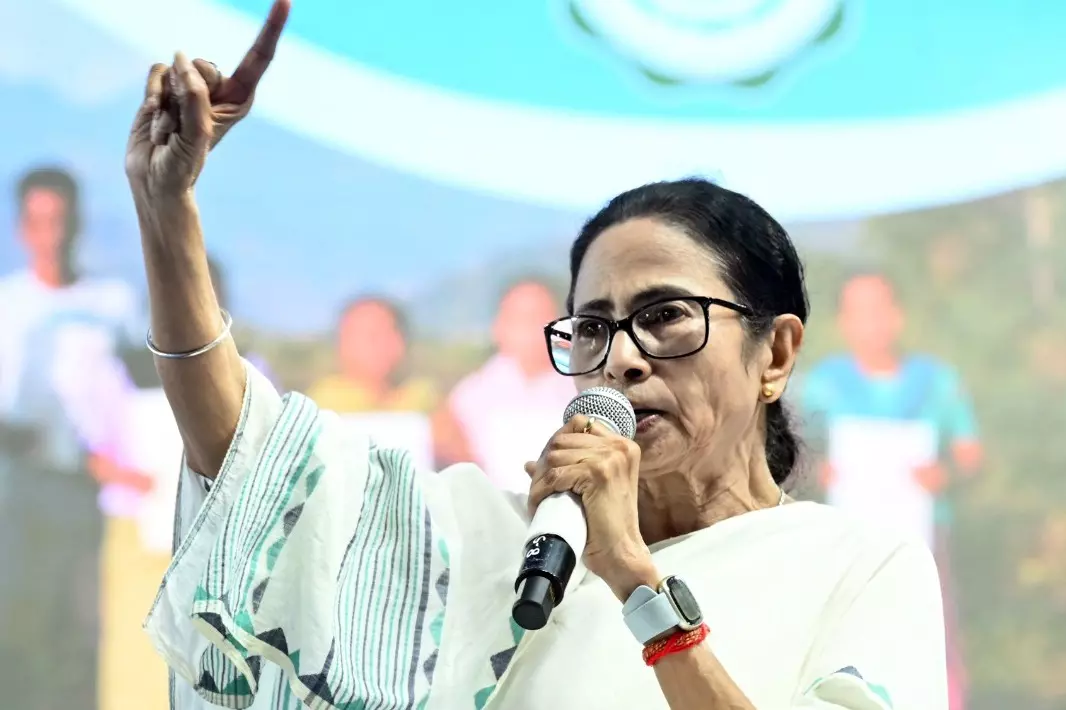 Bengal SIR: तृणमूल, भाजपा ने संशोधन अभ्यास के पहले चरण के पहले दिन रैलियां कीं Bengal SIR: तृणमूल, भाजपा ने संशोधन अभ्यास के पहले चरण के पहले दिन रैलियां कीं