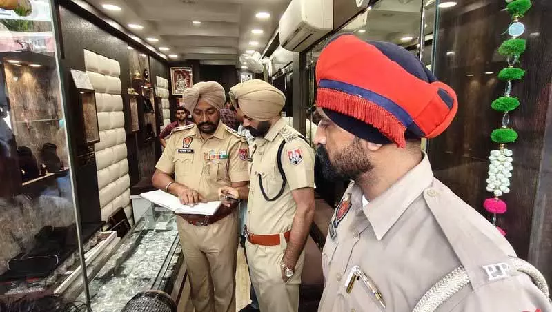 आभूषण लूट मामले में तीन आरोपी Ajmer से गिरफ्तार आभूषण लूट मामले में तीन आरोपी Ajmer से गिरफ्तार