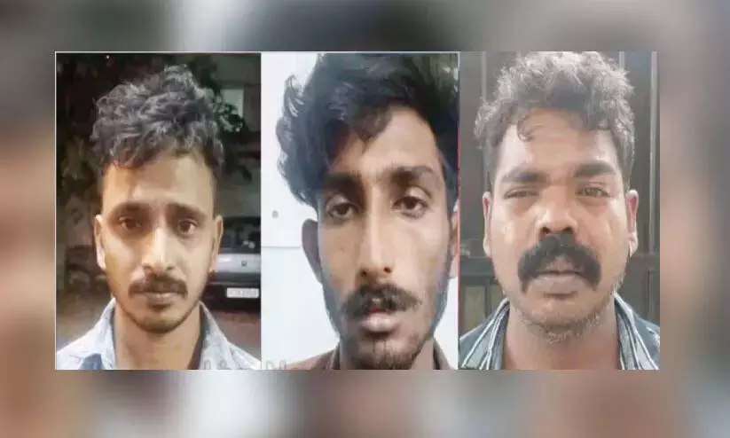 Kerala : चाकू की नोक पर लूटपाट के आरोप में तीन गिरफ्तार Kerala : चाकू की नोक पर लूटपाट के आरोप में तीन गिरफ्तार