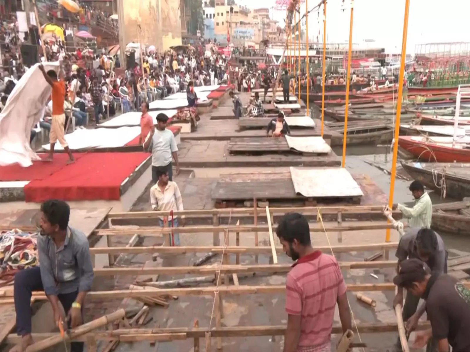 देव दीपावली के लिए Varanasi के गंगा घाटों पर तैयारियां जोरों पर देव दीपावली के लिए Varanasi के गंगा घाटों पर तैयारियां जोरों पर
