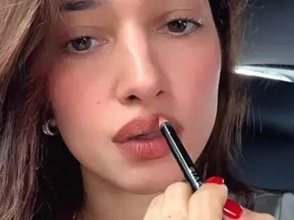 Tamannaah Bhatia ने कार में सर्जन के हाथों से किया अपना मेकअप Tamannaah Bhatia ने कार में सर्जन के हाथों से किया अपना मेकअप