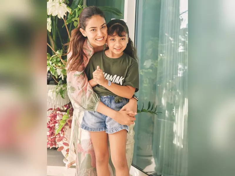 Mira Rajput ने अपने बच्चों की एक प्यारी सी झलक साझा की Mira Rajput ने अपने बच्चों की एक प्यारी सी झलक साझा की