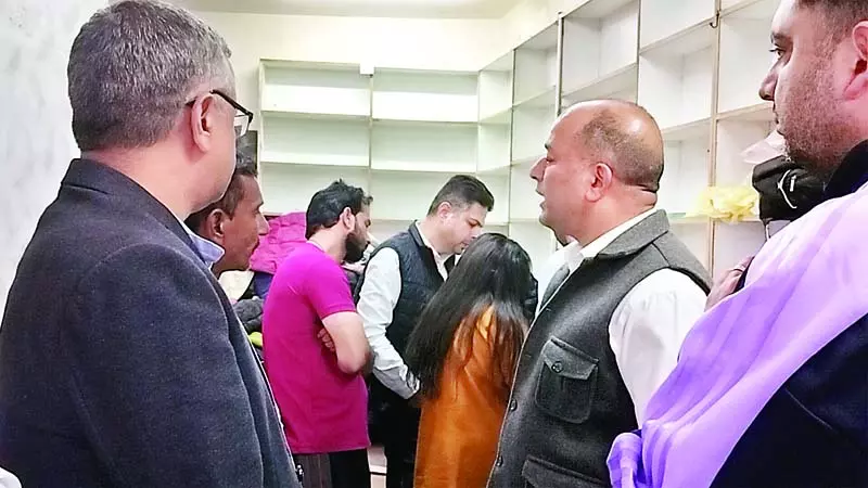 बिना बिल लाए लाखों के कपड़े की लगा दी सेल बिना बिल लाए लाखों के कपड़े की लगा दी सेल