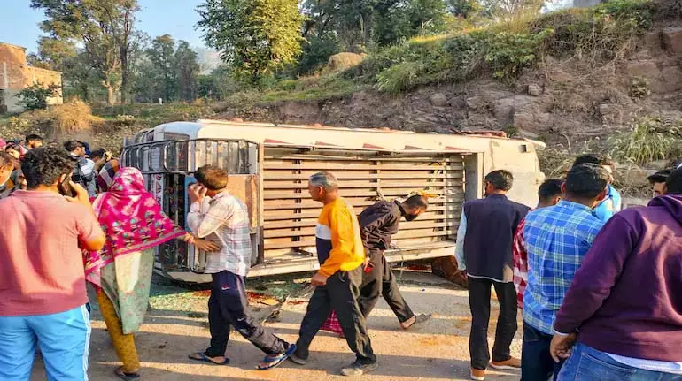 Rajouri में बस पलटने से 28 लोग घायल, कई छात्र भी शामिल Rajouri में बस पलटने से 28 लोग घायल, कई छात्र भी शामिल