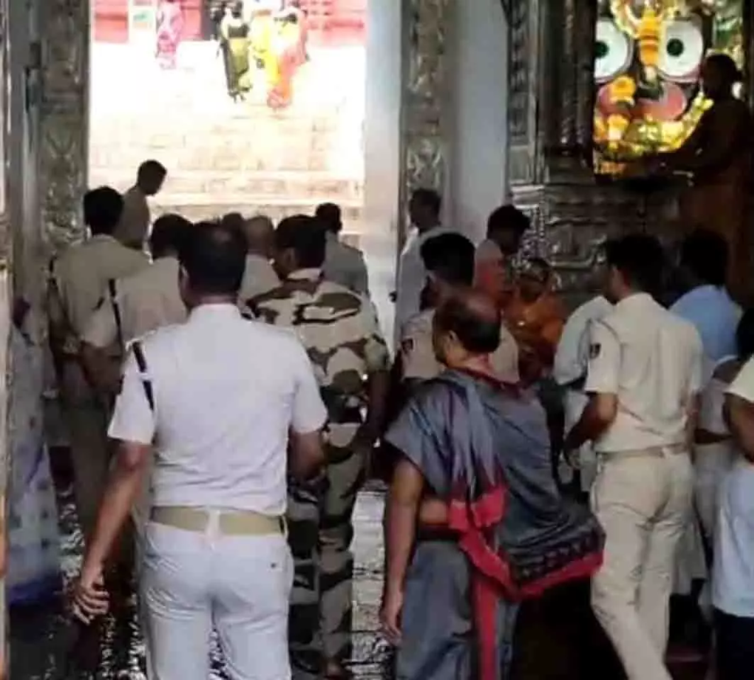 पुरी श्रीमंदिर में डालडा घी जब्त, सेवादार के खिलाफ जांच के आदेश पुरी श्रीमंदिर में डालडा घी जब्त, सेवादार के खिलाफ जांच के आदेश