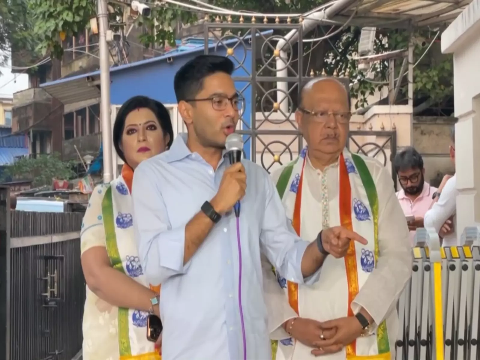 अभिषेक बनर्जी का बयान: “बंगाल पर Bangladeshi का ठप्पा नहीं लगने देंगे” अभिषेक बनर्जी का बयान: “बंगाल पर Bangladeshi का ठप्पा नहीं लगने देंगे”