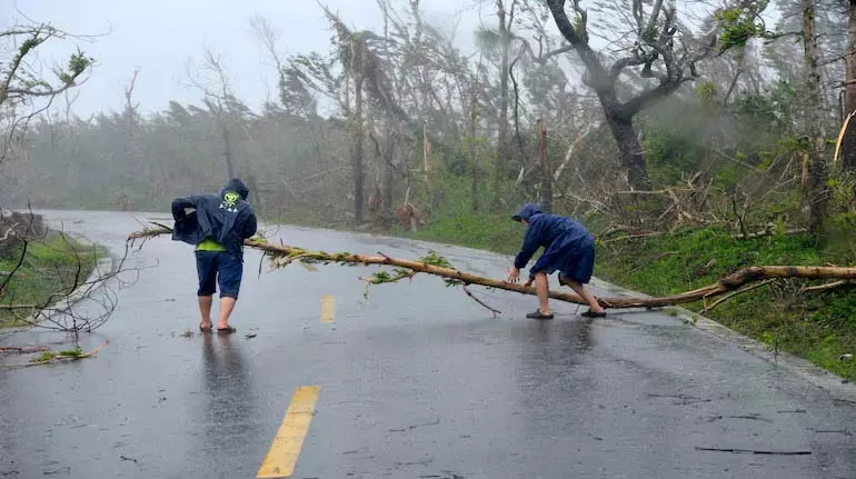 Philippines में तूफान कालमेगी के आने से हजारों लोग शरण लेने को मजबूर Philippines में तूफान कालमेगी के आने से हजारों लोग शरण लेने को मजबूर