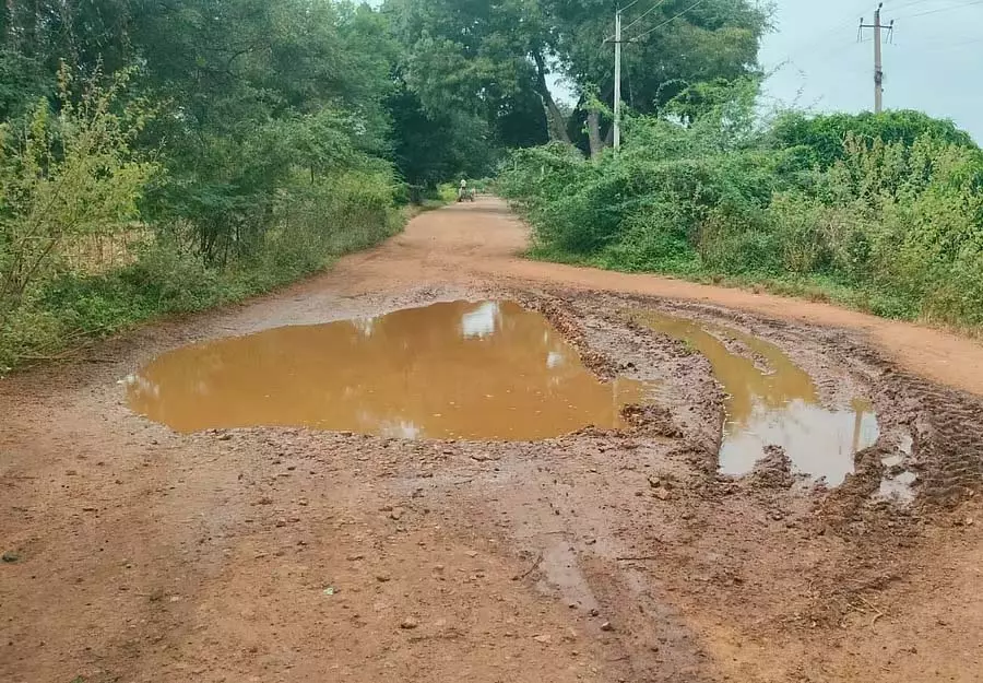 गोवनल-शिगली सड़क गड्ढों से खराब हो गई: बस सेवा पांच से छह साल के लिए बंद कर दी गई गोवनल-शिगली सड़क गड्ढों से खराब हो गई: बस सेवा पांच से छह साल के लिए बंद कर दी गई