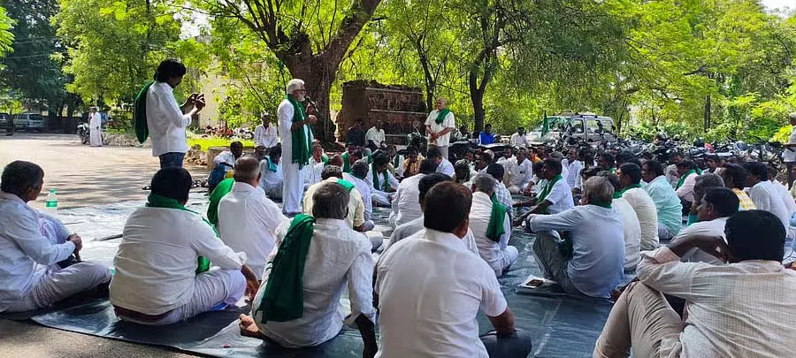 Bellary : सरकारी स्कूल के छात्रों को फल और सब्जियां बांटना शुरू हो गया है Bellary : सरकारी स्कूल के छात्रों को फल और सब्जियां बांटना शुरू हो गया है