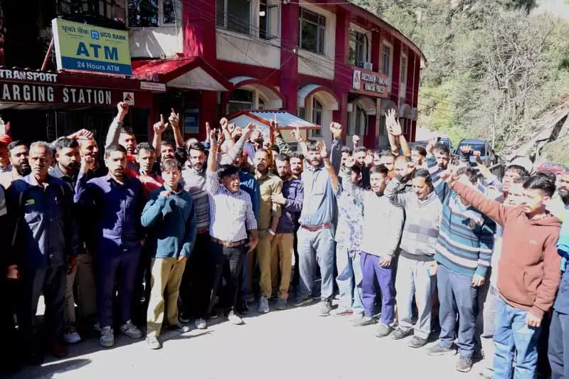 Shimla में निजी बस ऑपरेटरों की हड़ताल से यात्रियों को परेशानी Shimla में निजी बस ऑपरेटरों की हड़ताल से यात्रियों को परेशानी
