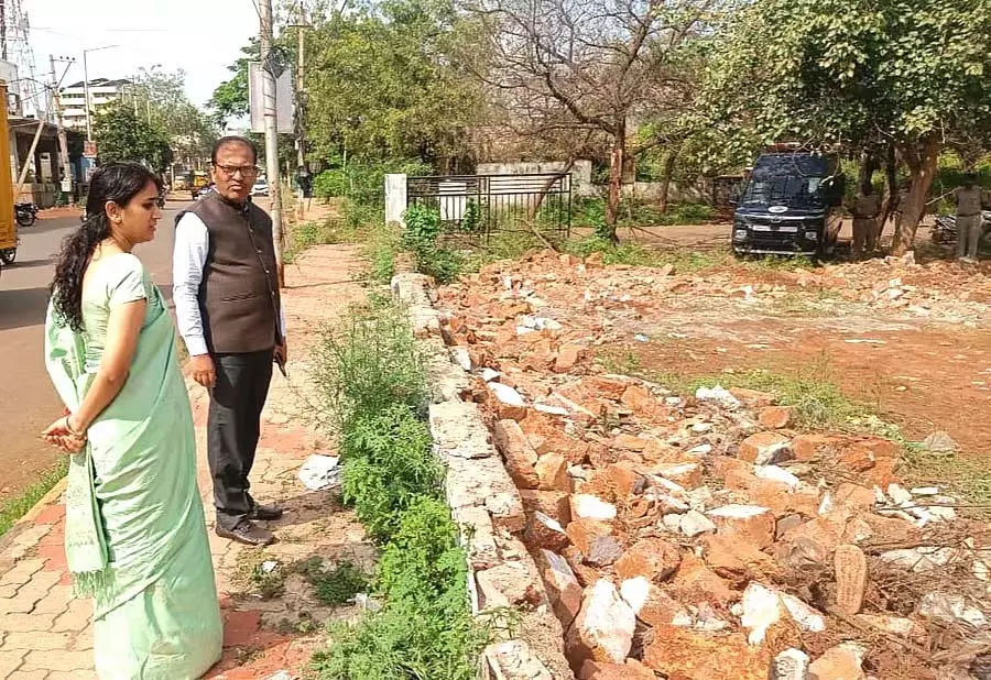 जिला मजिस्ट्रेट ने BRIMS द्वारा अतिक्रमण की गई ज़मीन को खाली करने का आदेश दिया जिला मजिस्ट्रेट ने BRIMS द्वारा अतिक्रमण की गई ज़मीन को खाली करने का आदेश दिया