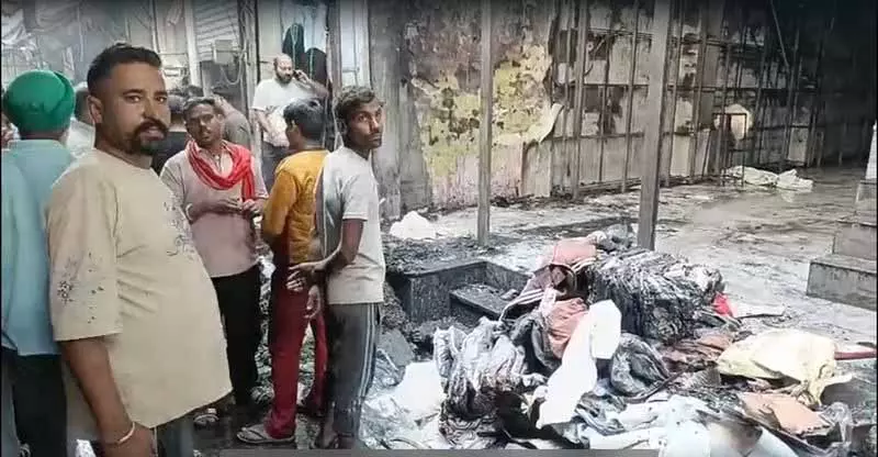 Gandhi Nagar Market की कपड़े की दुकान में भीषण आग Gandhi Nagar Market की कपड़े की दुकान में भीषण आग