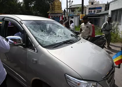 PMK गुट में झड़प: सलेम में विधायक अरुल के काफिले पर हमला, पांच घायल PMK गुट में झड़प: सलेम में विधायक अरुल के काफिले पर हमला, पांच घायल
