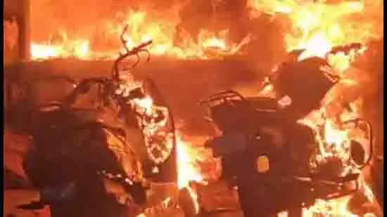 Gurugram में अवैध गैस रिफिलिंग की दुकान में आग लगने से तीन लोग घायल Gurugram में अवैध गैस रिफिलिंग की दुकान में आग लगने से तीन लोग घायल