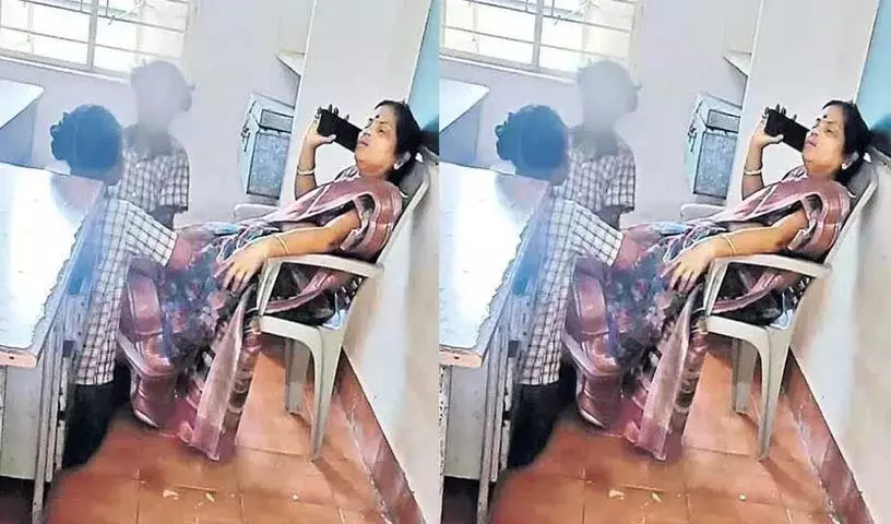 छात्रों के साथ दुर्व्यवहार करने वाले Srikakulam के शिक्षक को निलंबित कर दिया गया छात्रों के साथ दुर्व्यवहार करने वाले Srikakulam के शिक्षक को निलंबित कर दिया गया