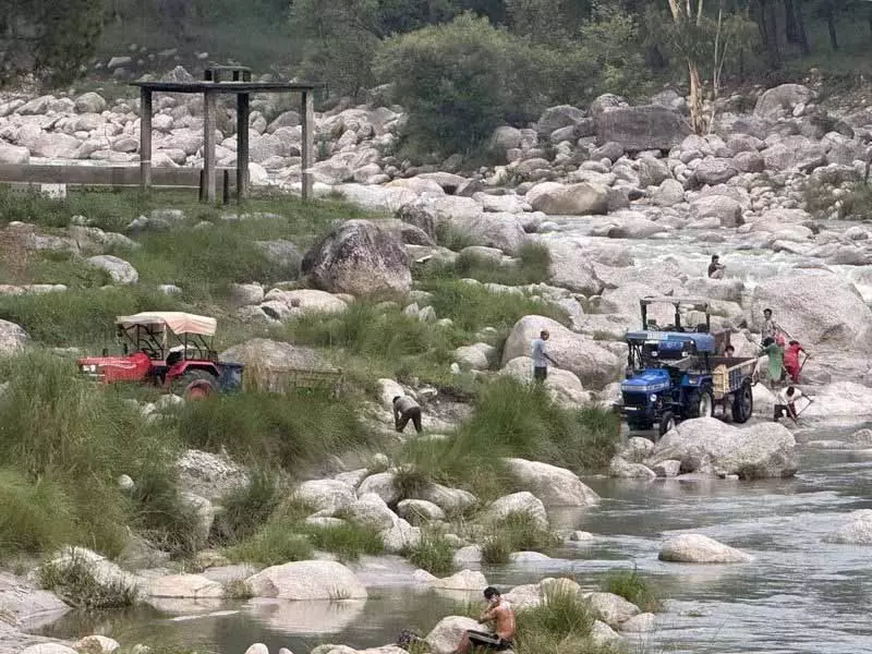Palampur, सुलह में ब्यास की सहायक नदियों के किनारे अवैध खनन बेरोकटोक जारी Palampur, सुलह में ब्यास की सहायक नदियों के किनारे अवैध खनन बेरोकटोक जारी