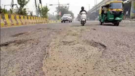 Ghaziabad: कौशांबी और महाराजपुर बॉर्डर की खराब सड़कों की मरम्मत का इंतजार Ghaziabad: कौशांबी और महाराजपुर बॉर्डर की खराब सड़कों की मरम्मत का इंतजार