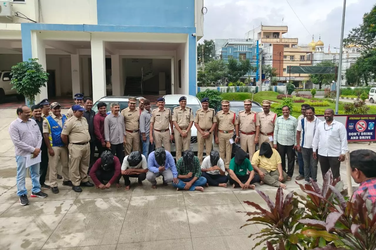 Hyderabad: पति के अपहरण के आरोप में महिला और 9 अन्य गिरफ्तार Hyderabad: पति के अपहरण के आरोप में महिला और 9 अन्य गिरफ्तार