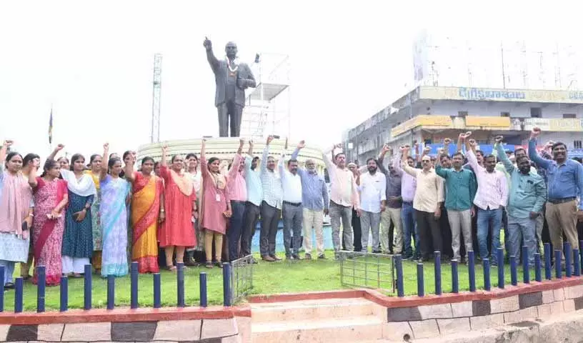 Mancherial: निजी डिग्री कॉलेज मालिक ने सरकार पर छात्रों के भविष्य से खिलवाड़ करने का आरोप लगाया Mancherial: निजी डिग्री कॉलेज मालिक ने सरकार पर छात्रों के भविष्य से खिलवाड़ करने का आरोप लगाया