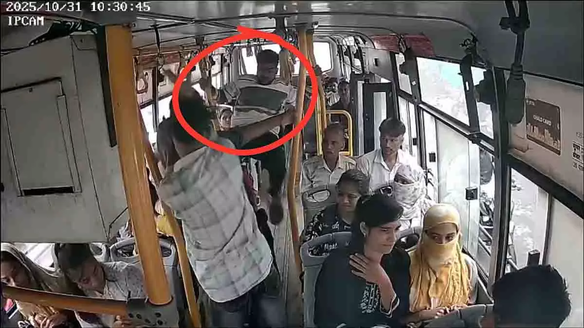 Jabalpur: बस में बहस के बाद यात्रियों ने कंडक्टर की पिटाई की Jabalpur: बस में बहस के बाद यात्रियों ने कंडक्टर की पिटाई की
