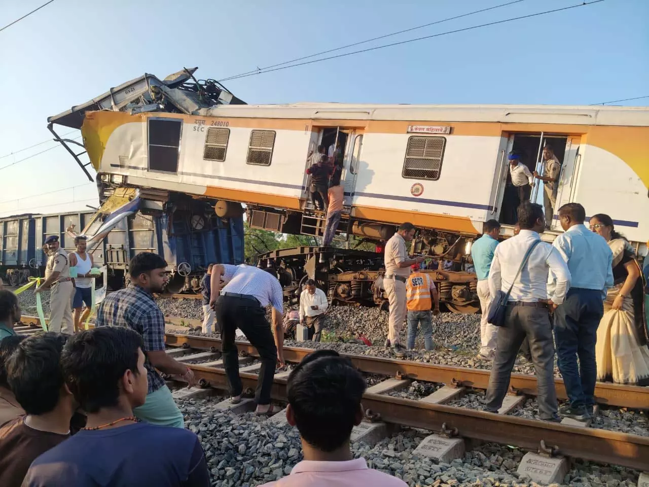 मालगाड़ी और मेमू पैसेंजर में टक्कर, मृतकों के परिजनों को मिलेगा 10 लाख का मुआवजा मालगाड़ी और मेमू पैसेंजर में टक्कर, मृतकों के परिजनों को मिलेगा 10 लाख का मुआवजा