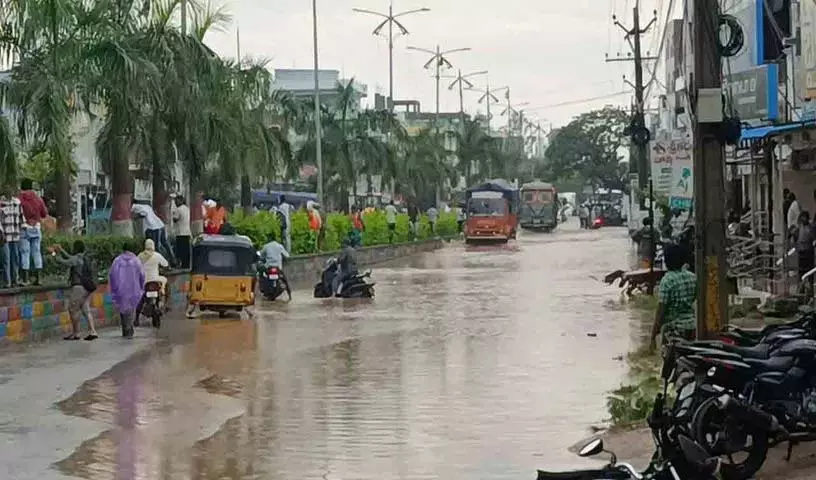 Nagar Kurnool जिला केंद्र में भारी बारिश.. निचले इलाकों में पानी भर गया Nagar Kurnool जिला केंद्र में भारी बारिश.. निचले इलाकों में पानी भर गया
