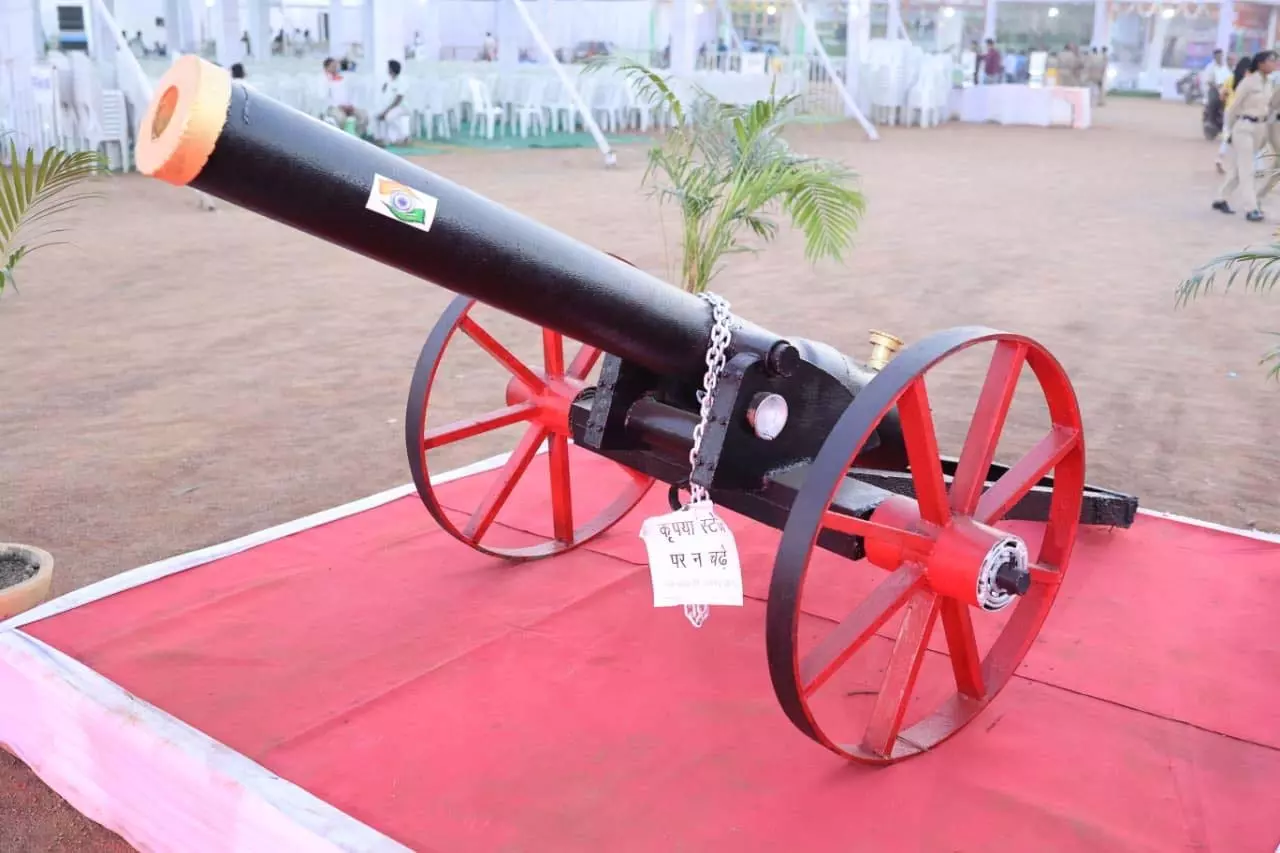 ‘कबाड़ से जुगाड़’ के माध्यम से तैयार किया तोप ‘कबाड़ से जुगाड़’ के माध्यम से तैयार किया तोप