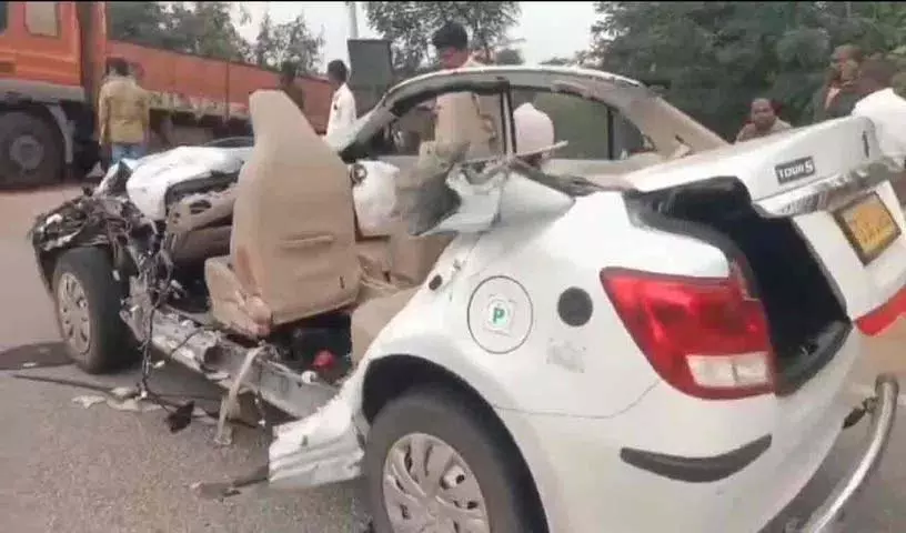 Nagarkurnool जिले के अचम्पेट में लॉरी ने कार को टक्कर मार दी Nagarkurnool जिले के अचम्पेट में लॉरी ने कार को टक्कर मार दी