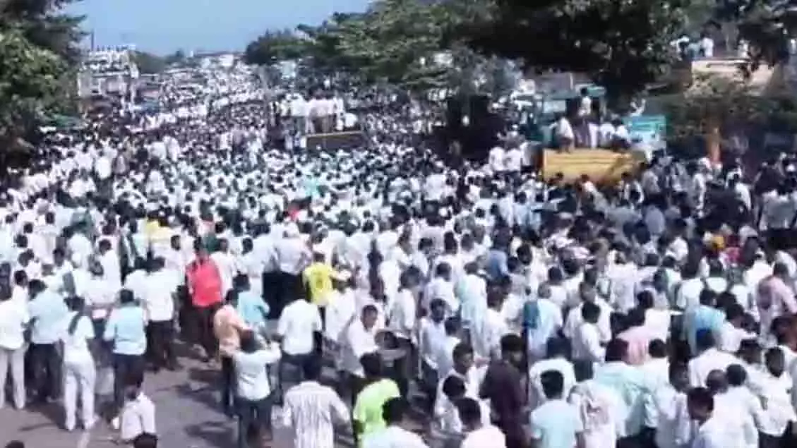 Karnataka के किसानों ने गन्ने की कीमतों को लेकर विरोध प्रदर्शन किया Karnataka के किसानों ने गन्ने की कीमतों को लेकर विरोध प्रदर्शन किया