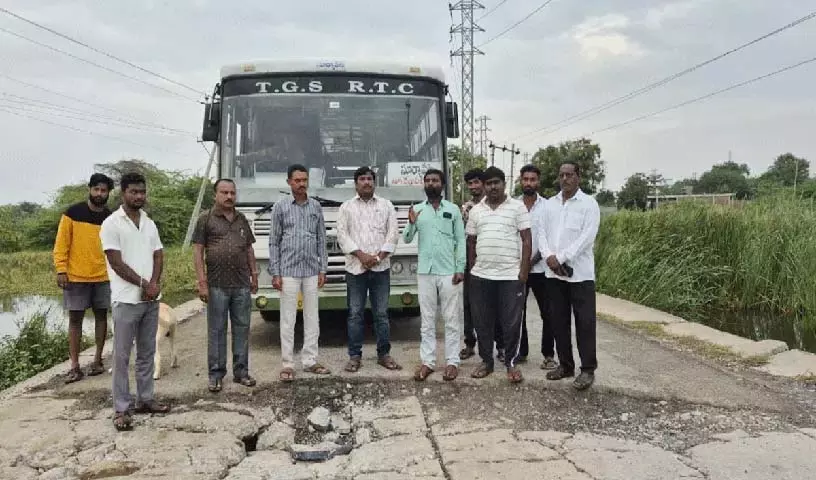 Suryapet तुंगतुर्थी रोड का निर्माण होना चाहिए Suryapet तुंगतुर्थी रोड का निर्माण होना चाहिए