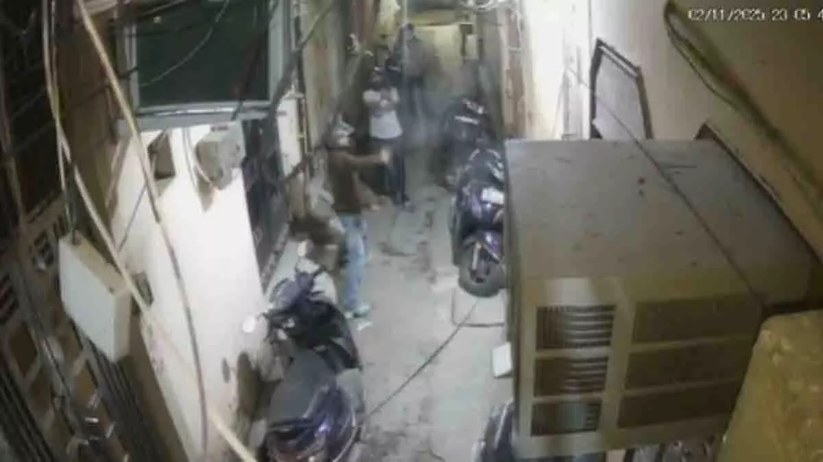 Delhi: बिहारी कॉलोनी में 3 नकाबपोशों ने की गोलीबारी Delhi: बिहारी कॉलोनी में 3 नकाबपोशों ने की गोलीबारी
