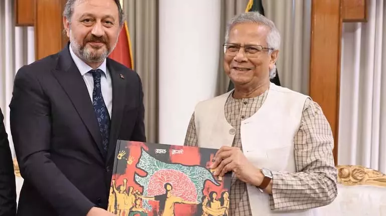 यूनुस ने तुर्की को Greater Bangladesh कलाकृति उपहार में दी यूनुस ने तुर्की को Greater Bangladesh कलाकृति उपहार में दी