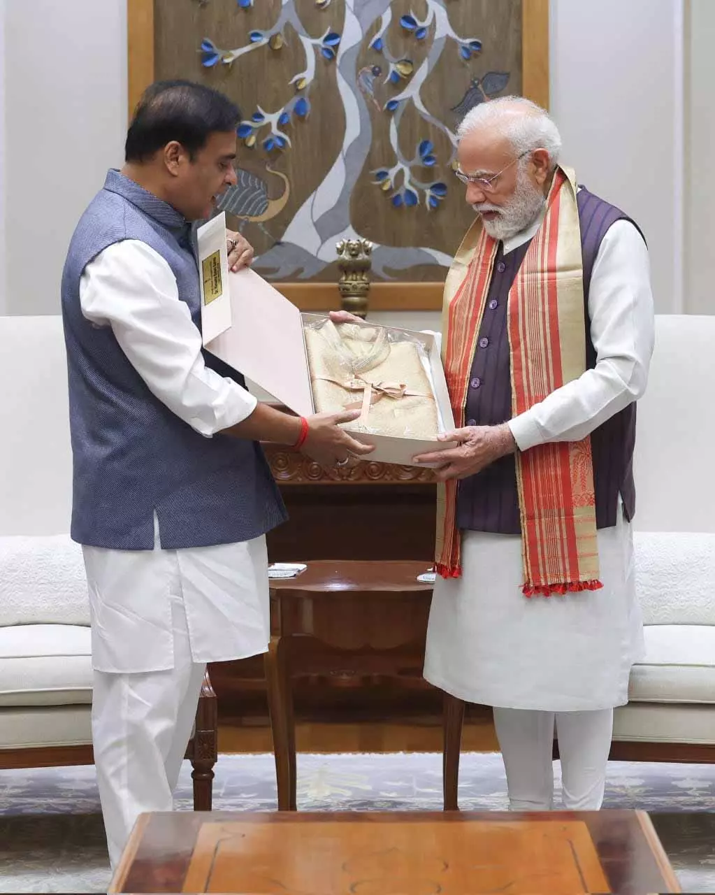 CM हिमंता बिस्वा सरमा ने की प्रधानमंत्री Modi से मुलाकात CM हिमंता बिस्वा सरमा ने की प्रधानमंत्री Modi से मुलाकात