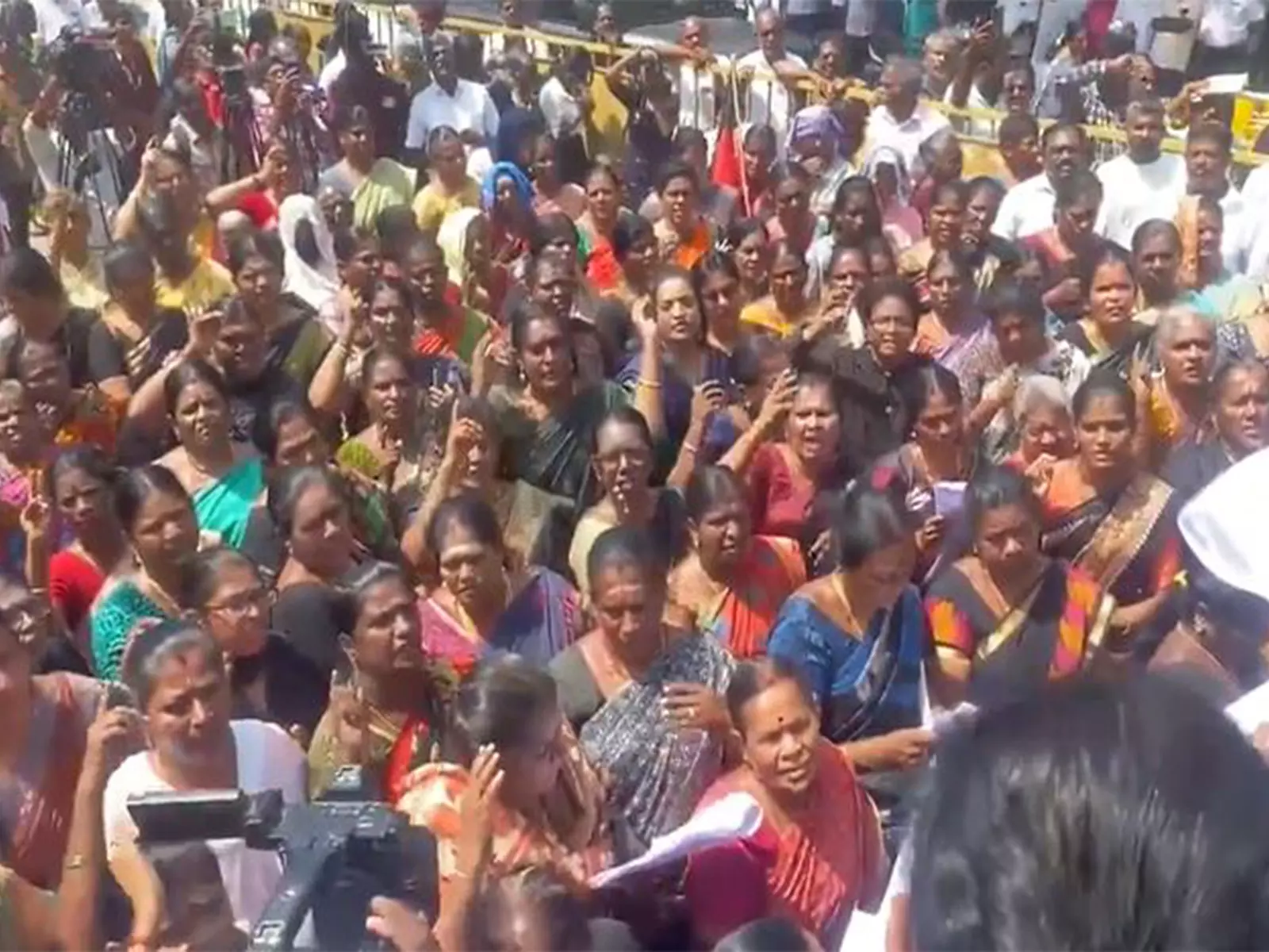 तमिलनाडु: AIADMK महिला विंग ने कथित कोयंबटूर सामूहिक बलात्कार मामले में विरोध प्रदर्शन किया तमिलनाडु: AIADMK महिला विंग ने कथित कोयंबटूर सामूहिक बलात्कार मामले में विरोध प्रदर्शन किया